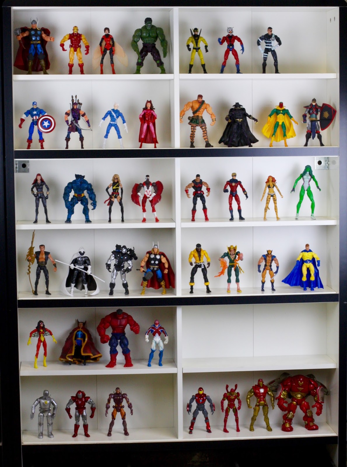 Prateleiras com figuras articuladas colecionáveis Marvel Legends