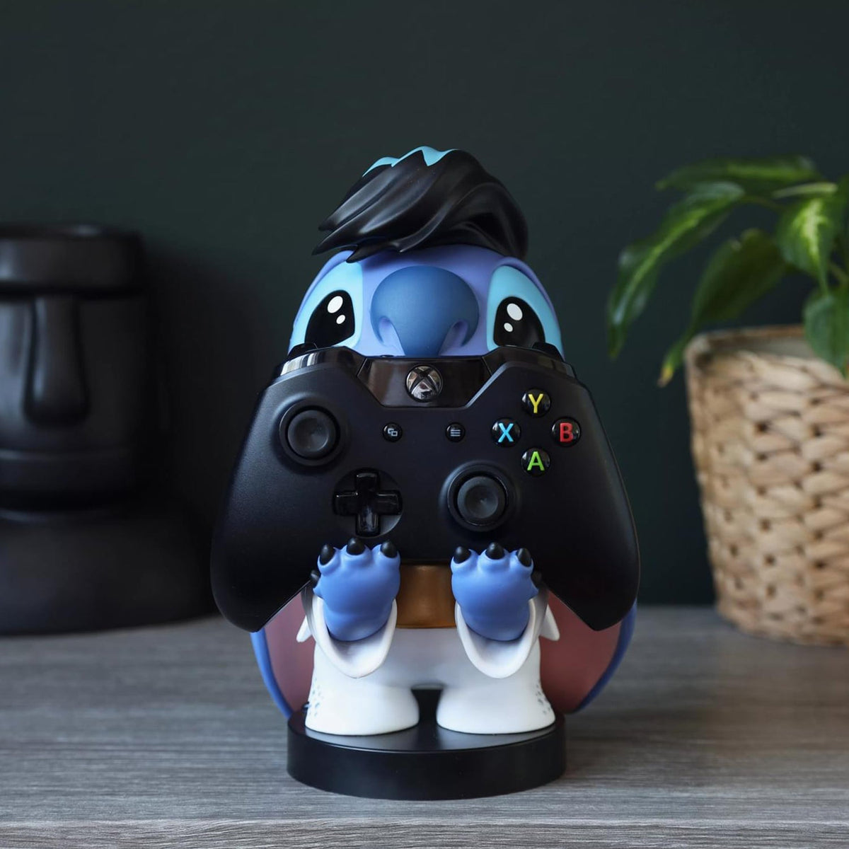 Suporte Cable Guys Elvis Stitch com um comando de videojogos