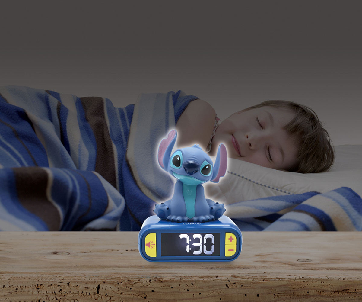 Despertador digital Stitch na mesa de cabeceira de um quarto infantil