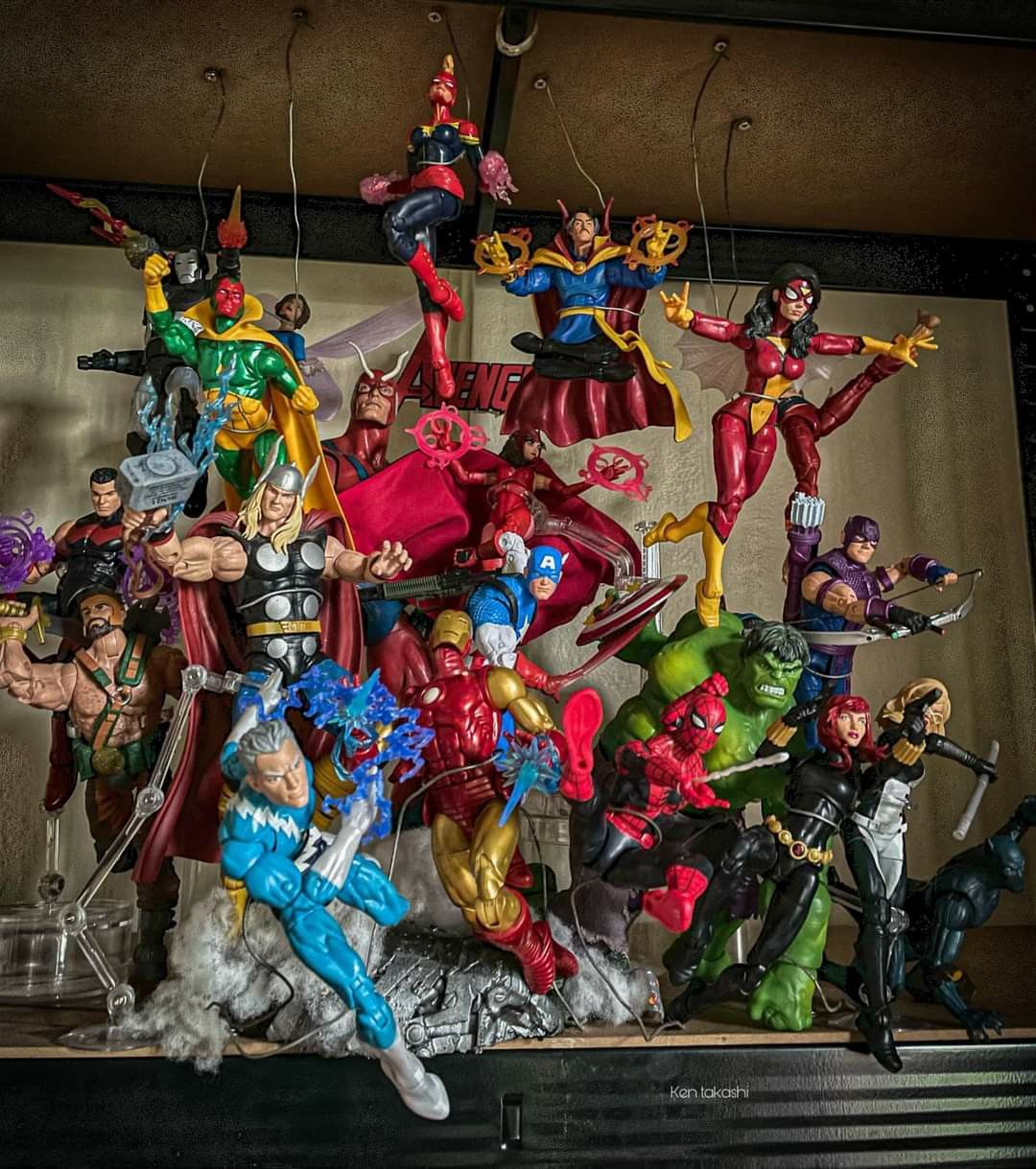 Figuras articuladas de heróis Marvel num cenário de ação