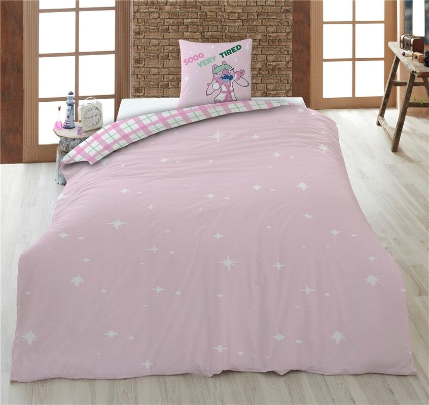 Cama com capa de edredão rosa Stitch num quarto acolhedor