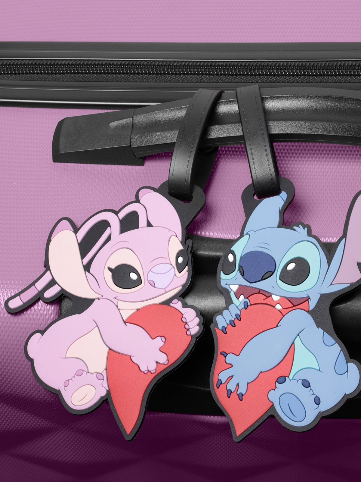 Etiquetas de viagem Stitch e Angel numa mala lilás