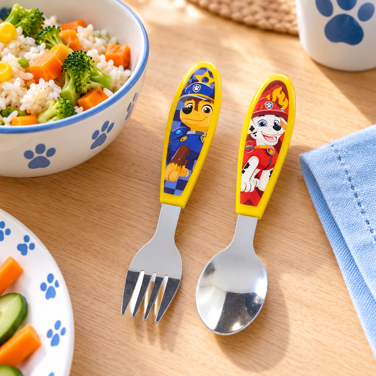 Talheres da Patrulha Pata numa mesa de refeição infantil