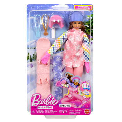 Muñeca Barbie practicando snowboard