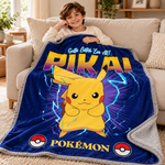 Manta Sherpa Pikachu 140 × 190 cm em utilização — imagem ilustrativa criada com IA