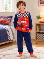 Pijama de coralina Cars CAR37-3155 azul e vermelho com Faísca McQueen — imagem de apresentação